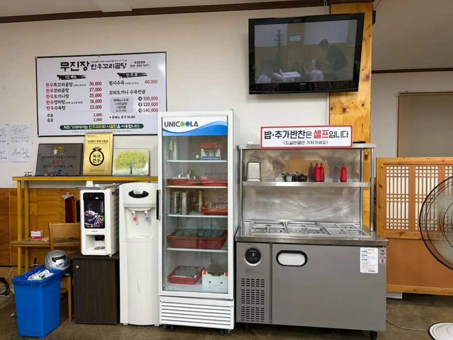 Self-serve corner for rice and side dishes