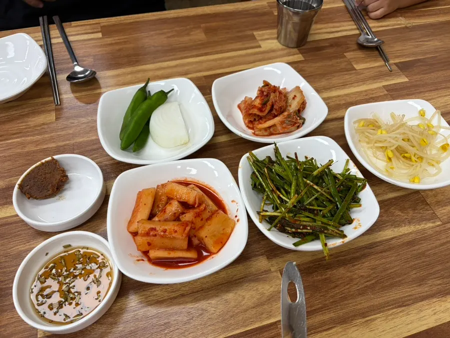 Basic side dishes: radish kimchi, cabbage kimchi, pickled chives, and bean sprouts