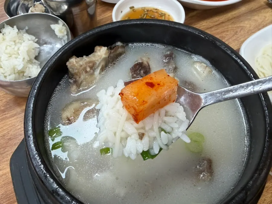 Tail meat placed on top of radish kimchi
