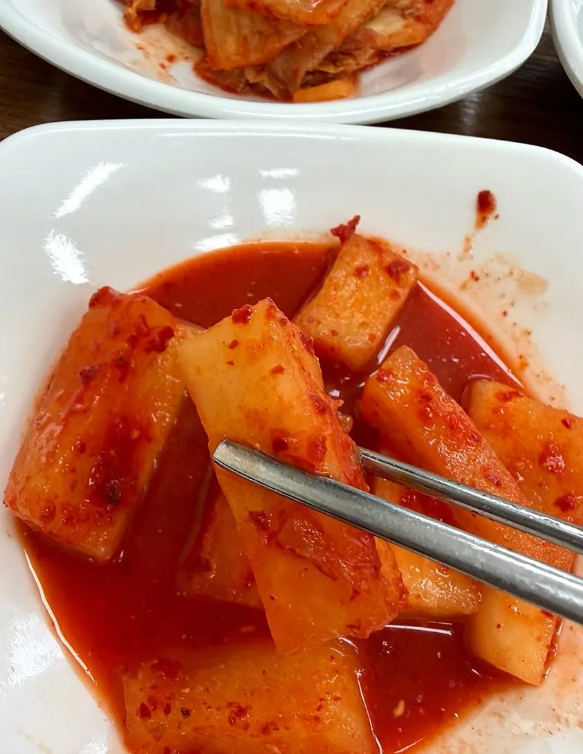아삭한 깍두기 반찬 접시