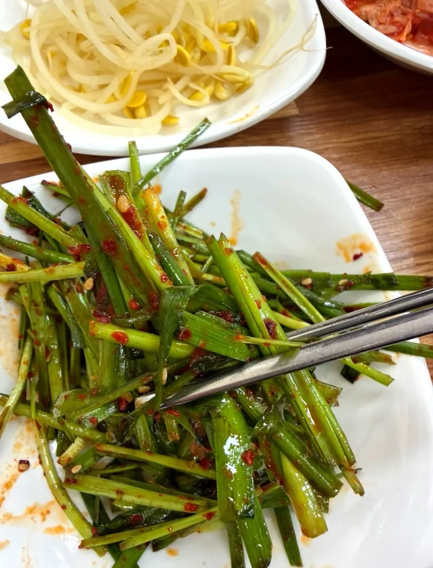 고소한 부추무침 반찬 접시