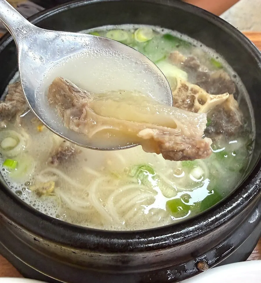 꼬리와 도가니, 소면이 든 꼬리곰탕 속