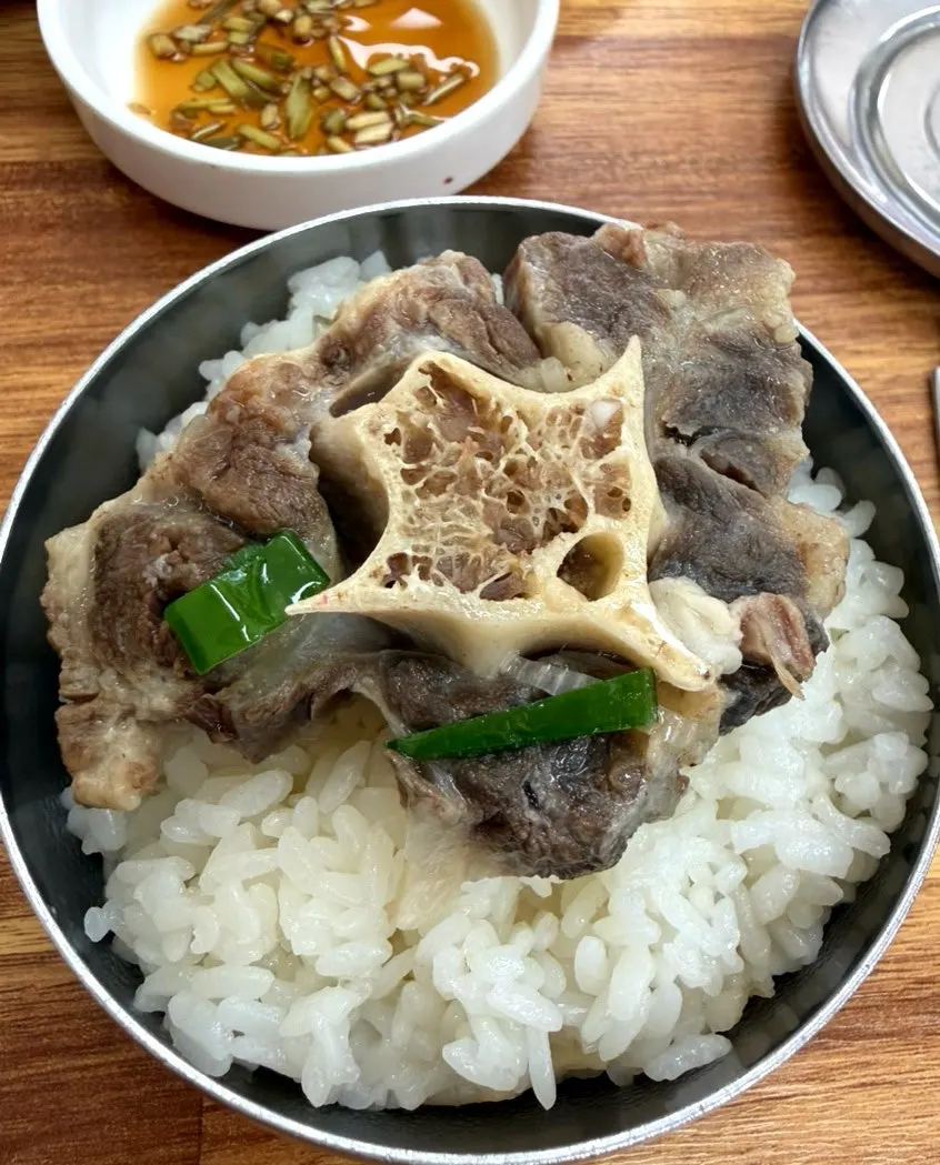 뼈에서 분리된 부드러운 꼬리살과 양념장