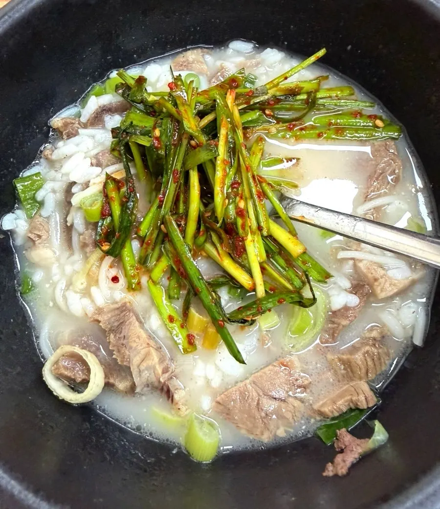 밥을 말고 반찬을 올린 곰탕 한 술