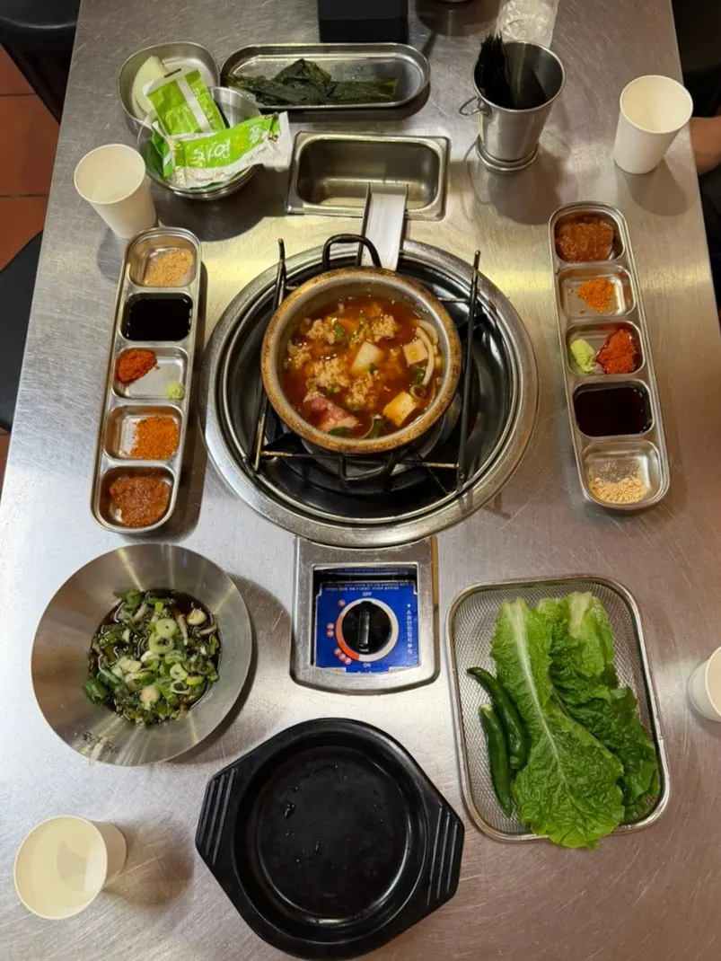 파절임과 명이나물 등 심돈 기본 반찬 한상