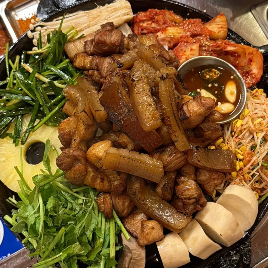 통삼겹과 꽃목살, 껍데기가 올라간 한판 구이