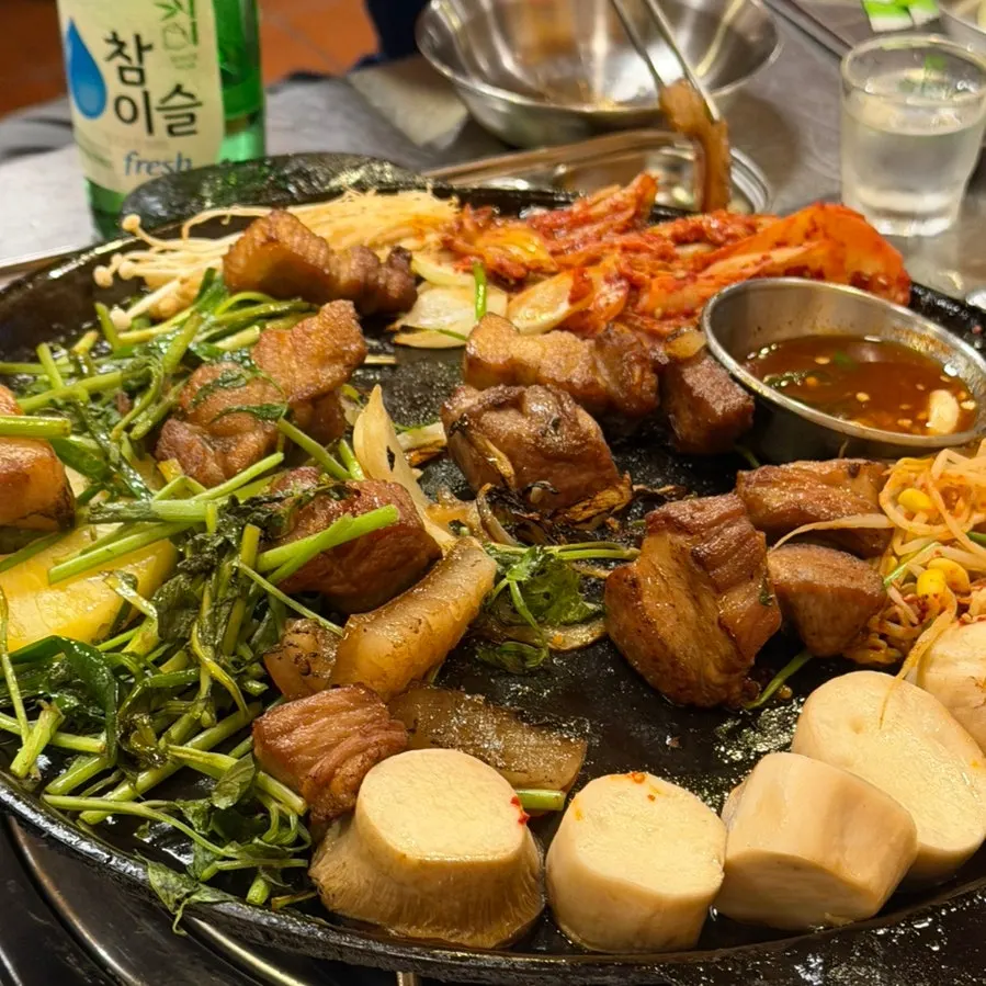 두툼하게 구워진 통삼겹 근접 사진