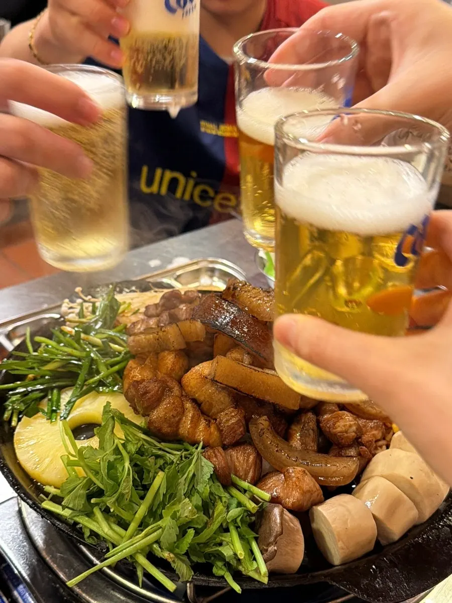 동기들과 맥주잔을 부딪히는 테이블