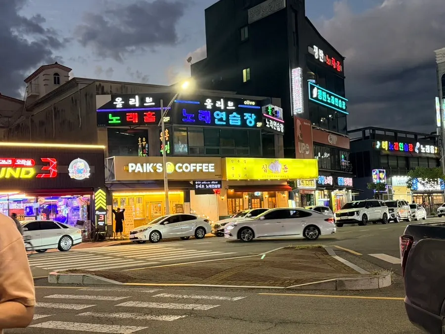 Simdon's location in the Pyeonghwa Square nightlife district