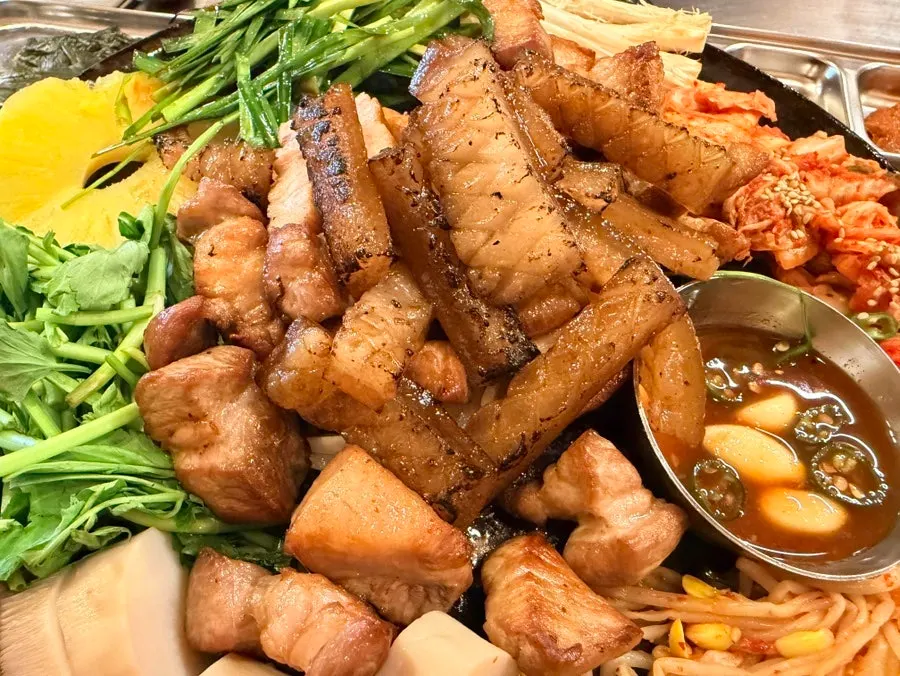 Pork belly, neck and skin platter, already grilled