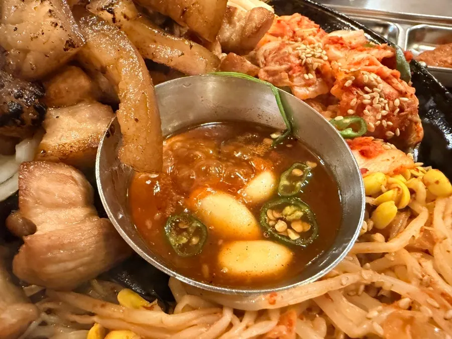 Meat served with kimchi, bean sprouts and mushrooms