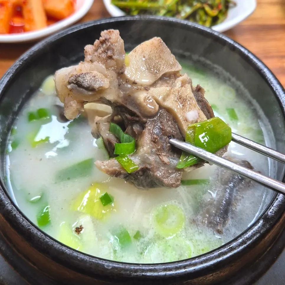 쌀쌀한 날 생각나는 뜨끈한 국물 한 그릇