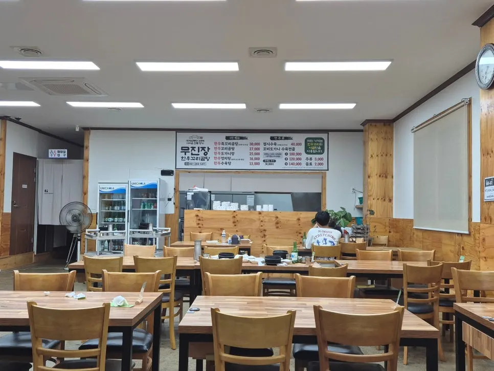 식당 앞 주차 가능한 무진장식육꼬리곰탕 입구