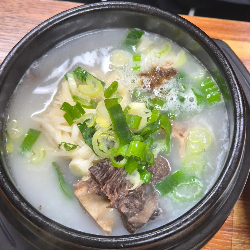뚝배기에 담겨 나온 한우암소꼬리곰탕 2인