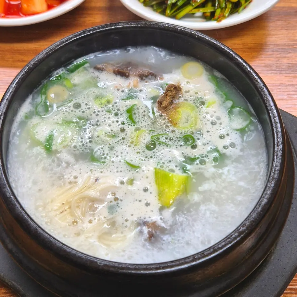 진한 꼬리곰탕 국물을 한 숟가락 떠올린 모습