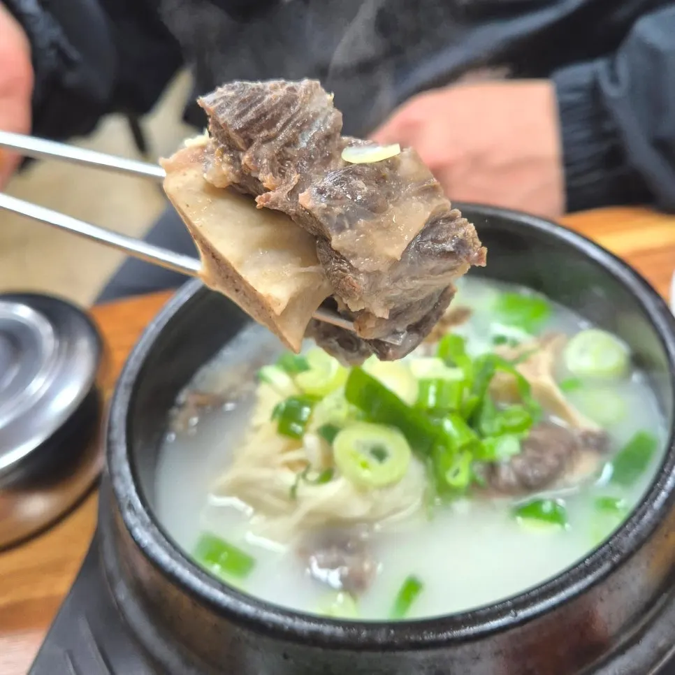 소금으로 간을 맞추는 꼬리곰탕 한 그릇
