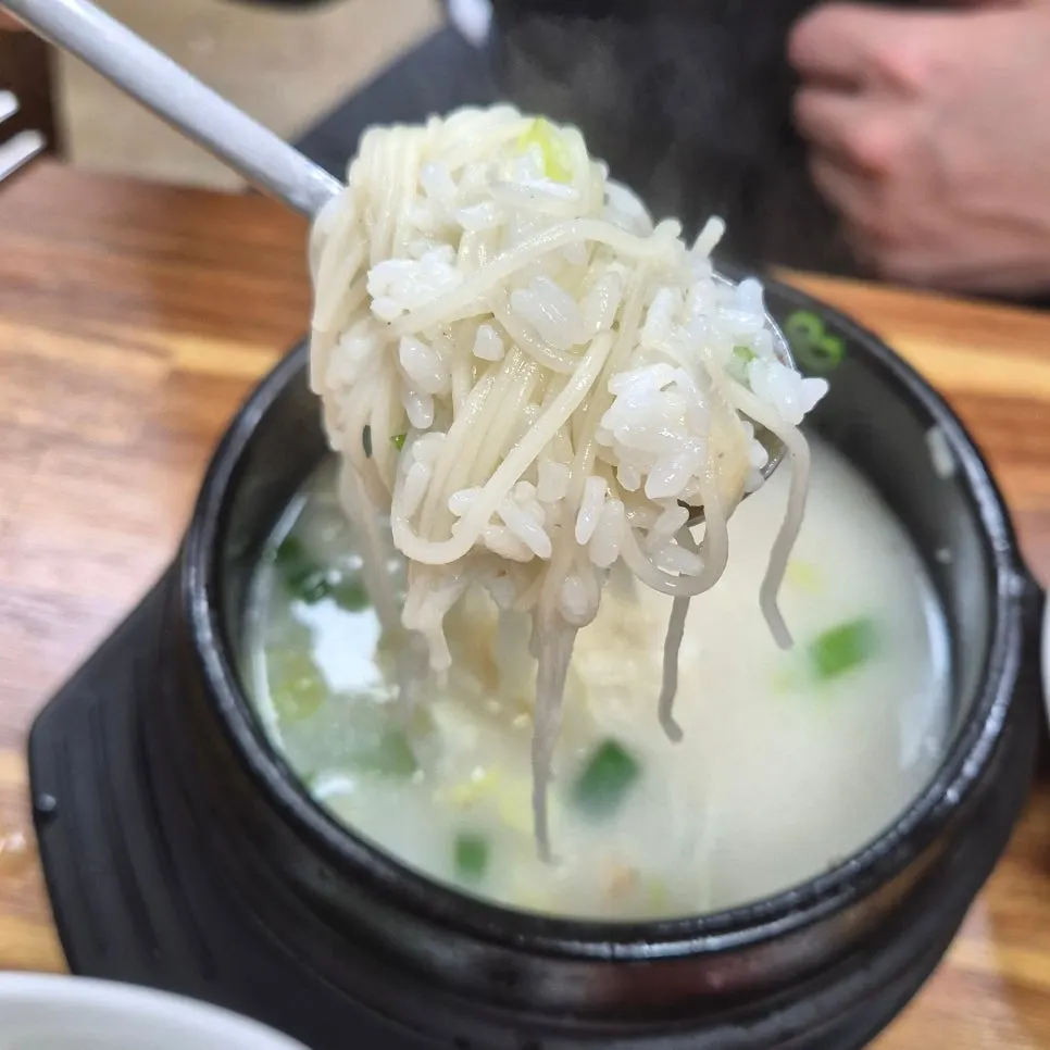 야들야들한 꼬리곰탕 고기 클로즈업