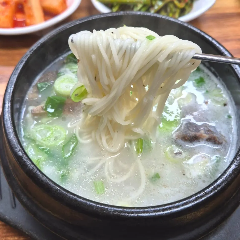 소면과 밥을 곁들인 꼬리곰탕 한 상