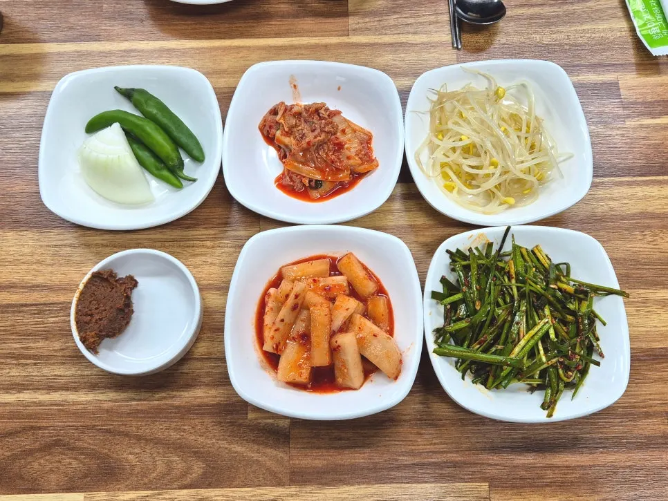 꼬리곰탕과 함께 나온 밑반찬 상차림