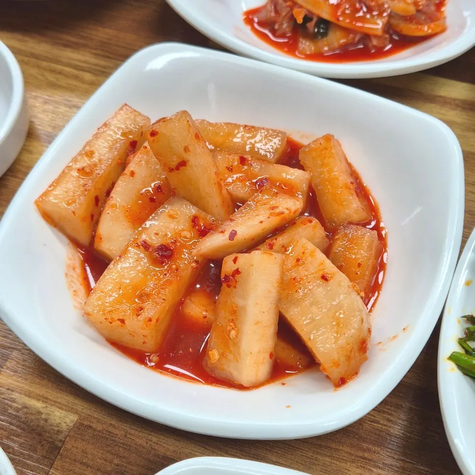 곰탕과 함께 먹는 깍두기 반찬