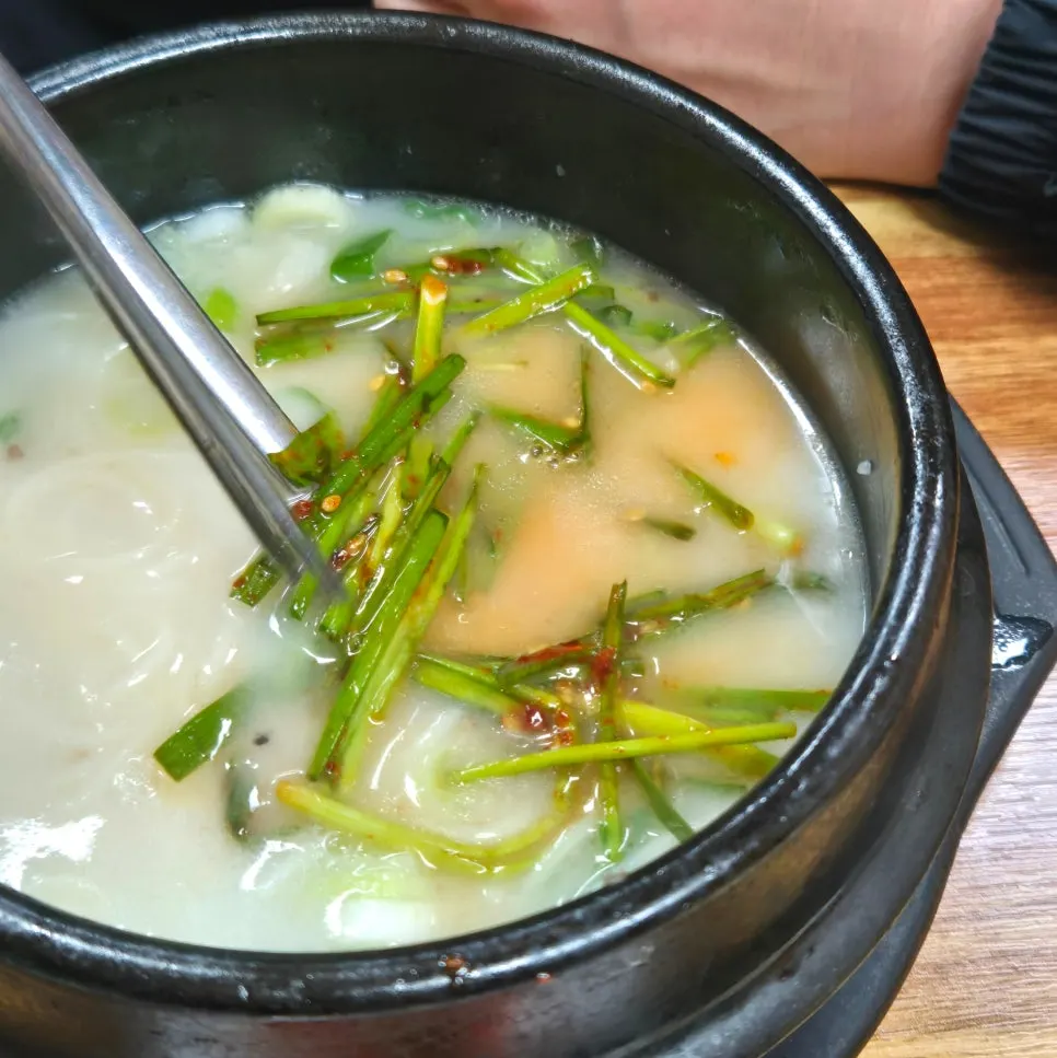 곰탕 위에 올려 먹는 부추 양념