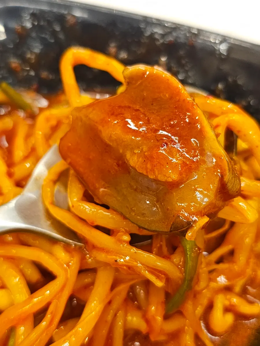 가위로 자른 통오징어와 아구찜
