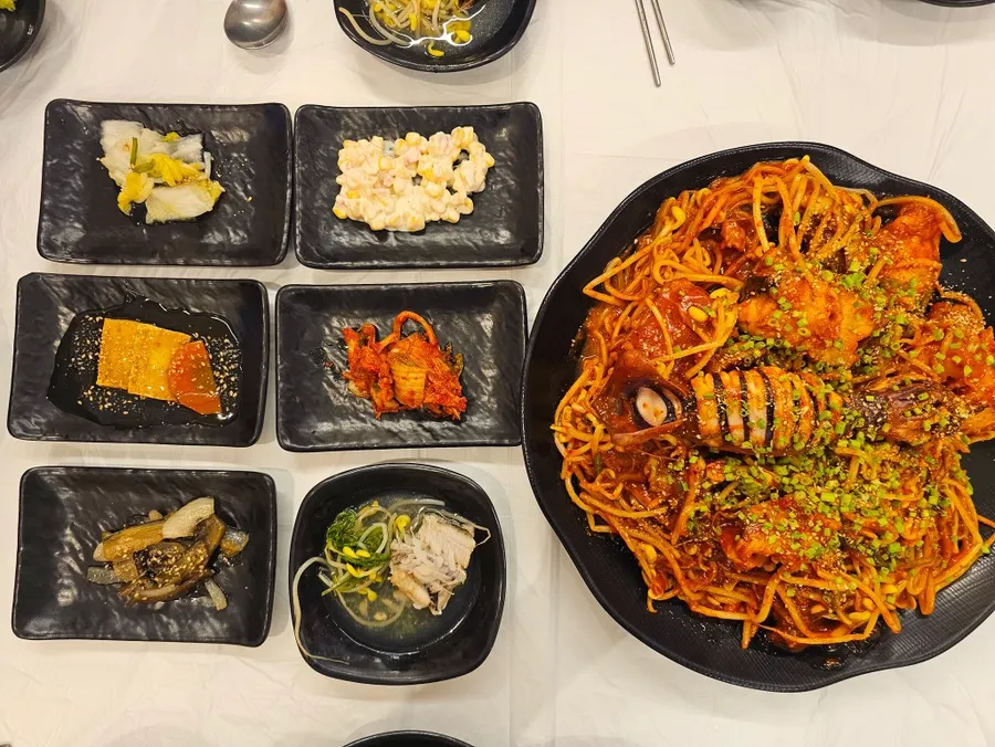 아삭한 콩나물이 깔린 아구찜