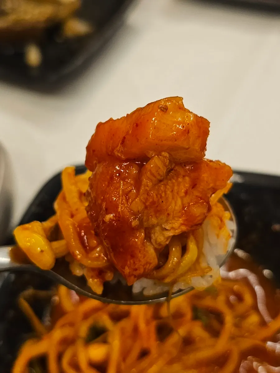 흰밥에 콩나물과 아구를 올린 한 숟갈