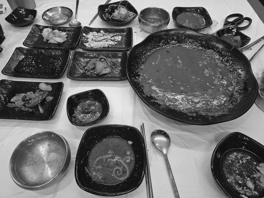 아구찜과 지리탕이 함께 차려진 식사 상