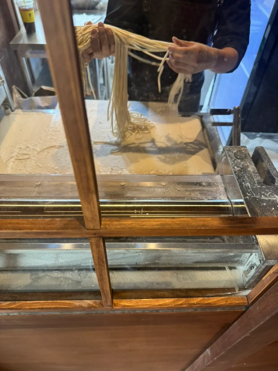 매장 안 자가제면 작업 공간