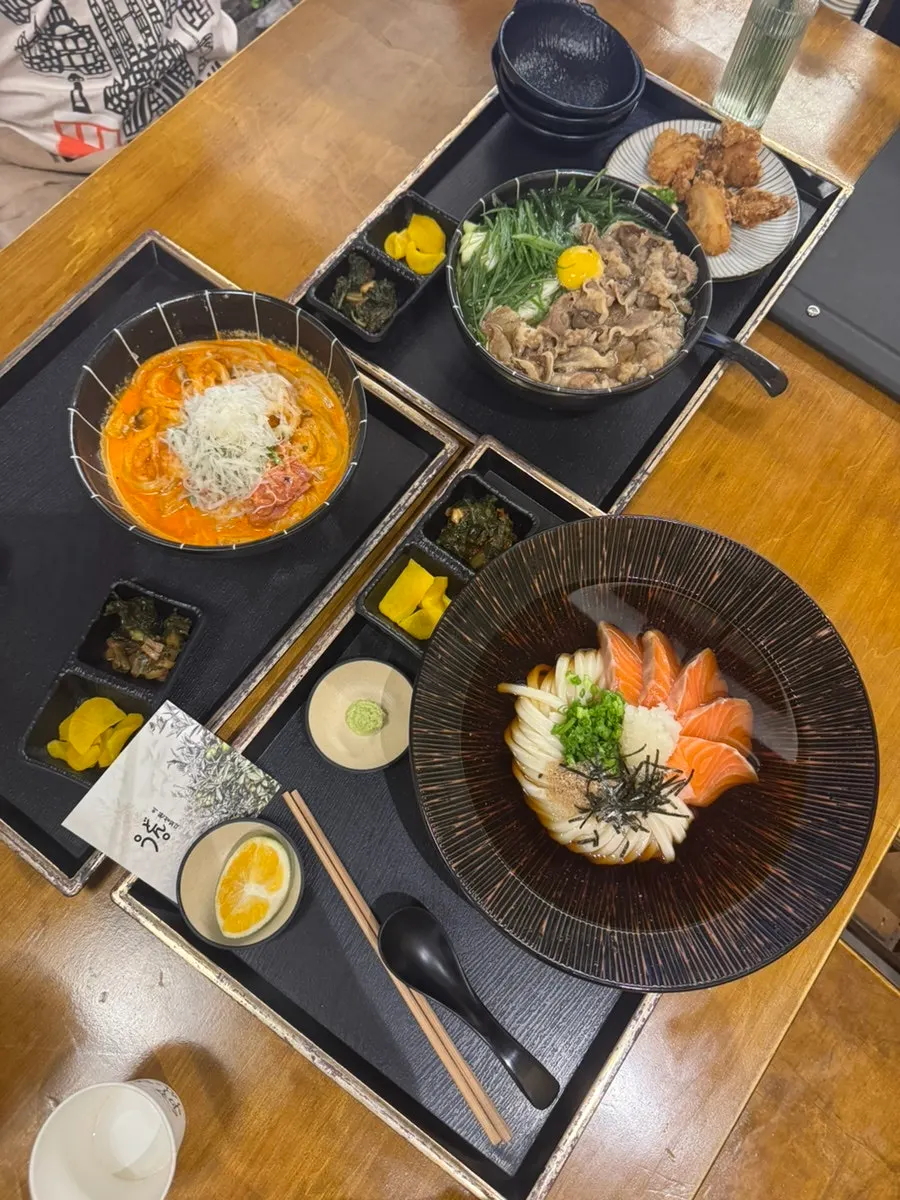 정갈하게 플레이팅된 우동 한 그릇