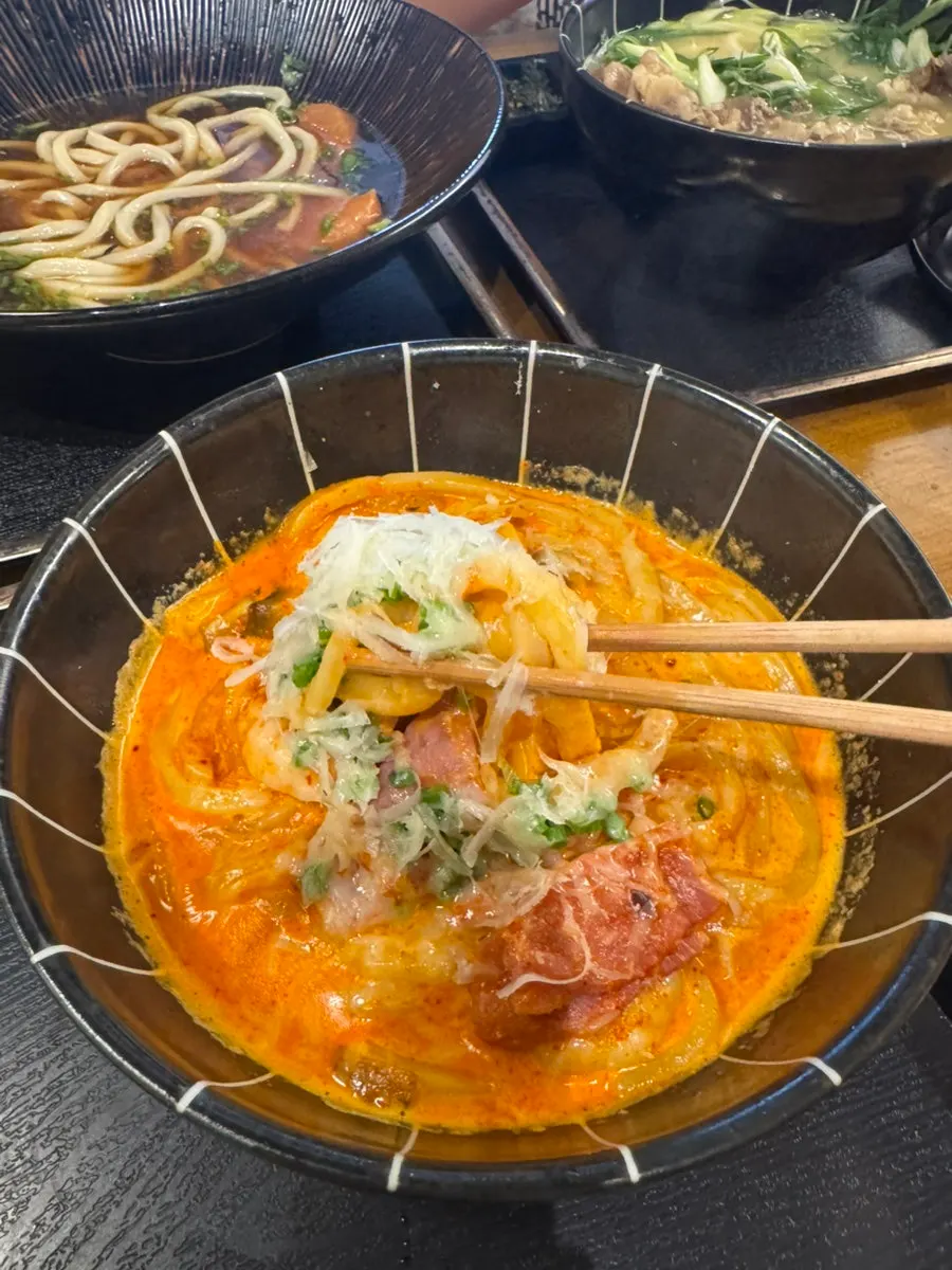 베이컨과 치즈가 올라간 튬바 크림 우동