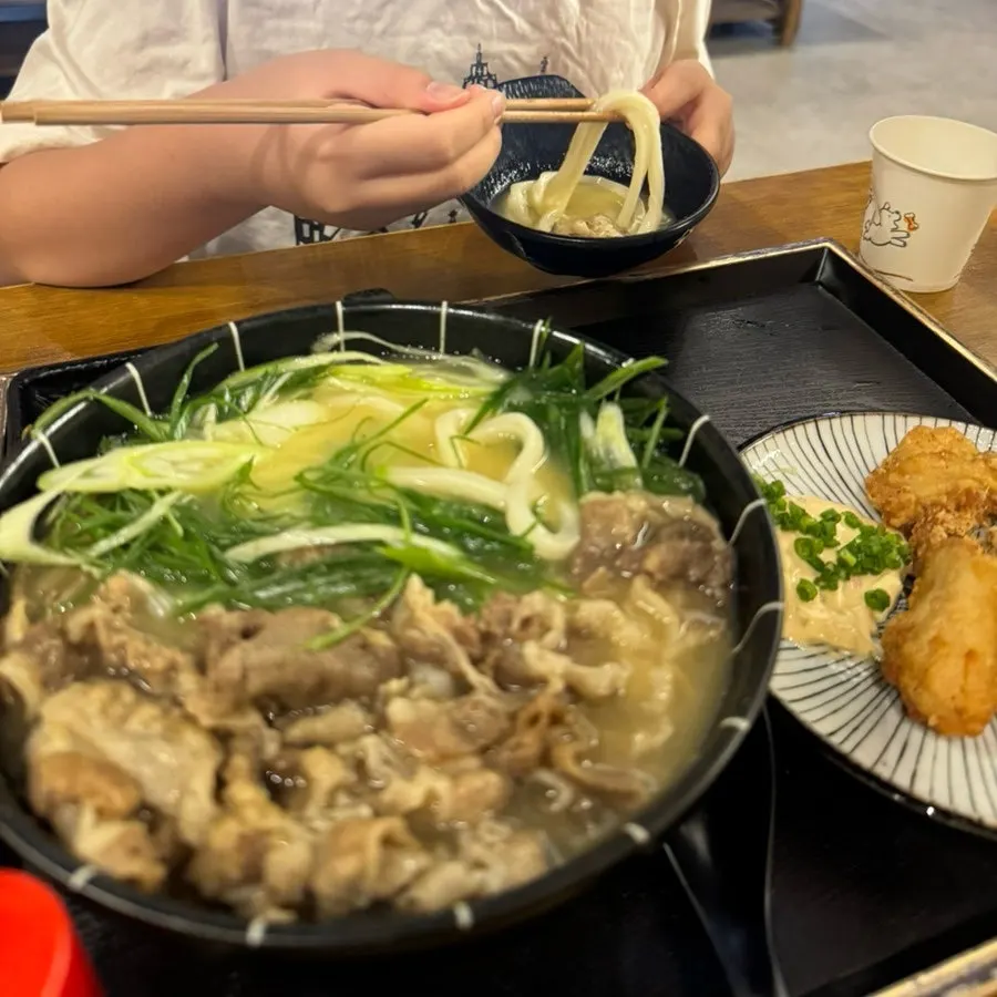 우동을 먹고 있는 아이의 모습