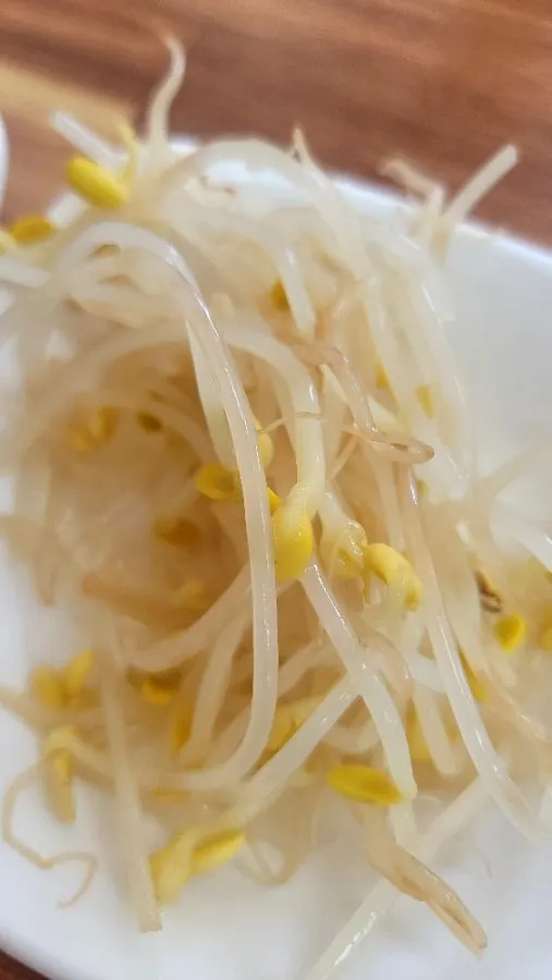 Bean sprouts and seasoned chive side dishes