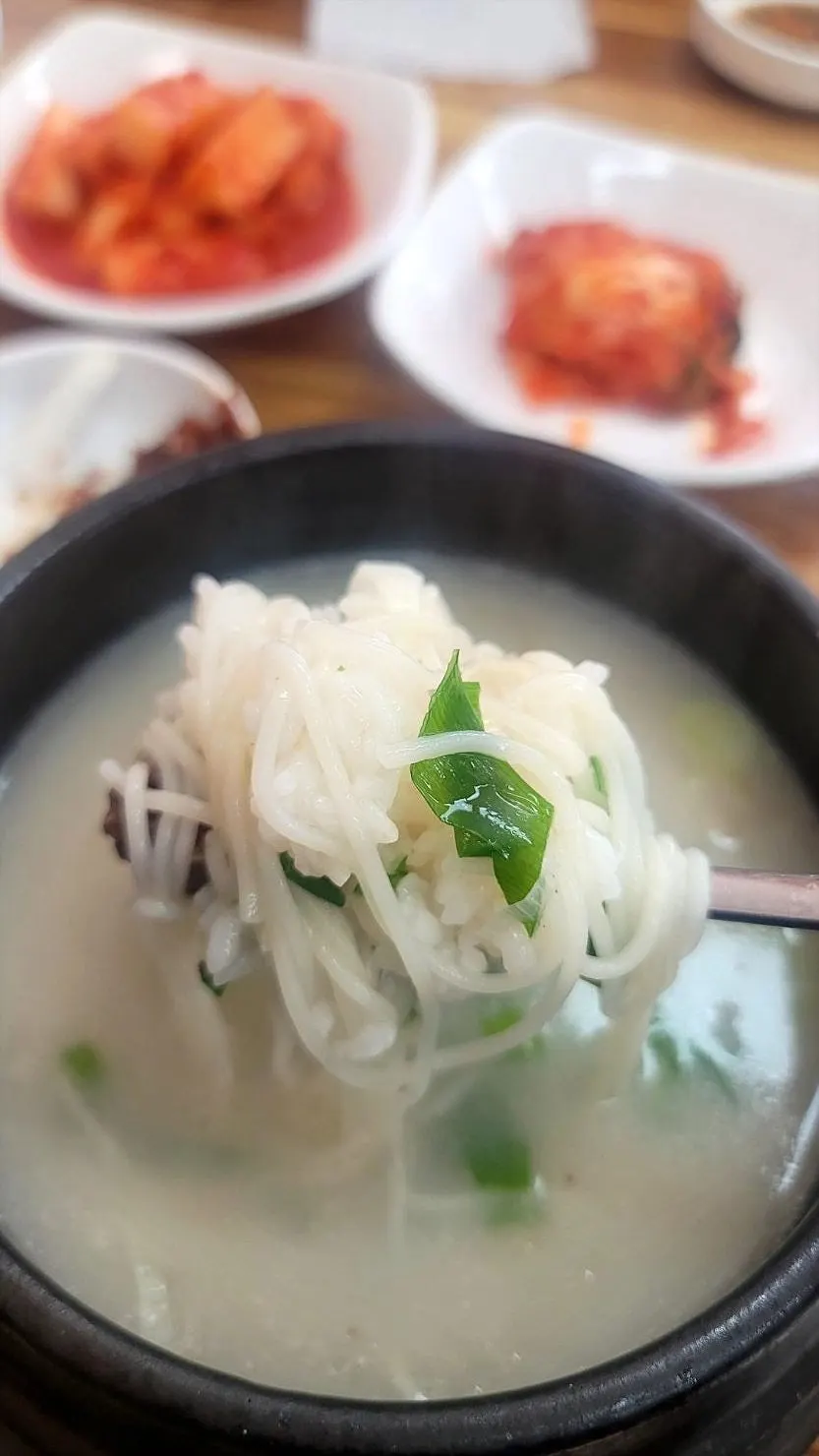 Gomtang eaten with kkakdugi