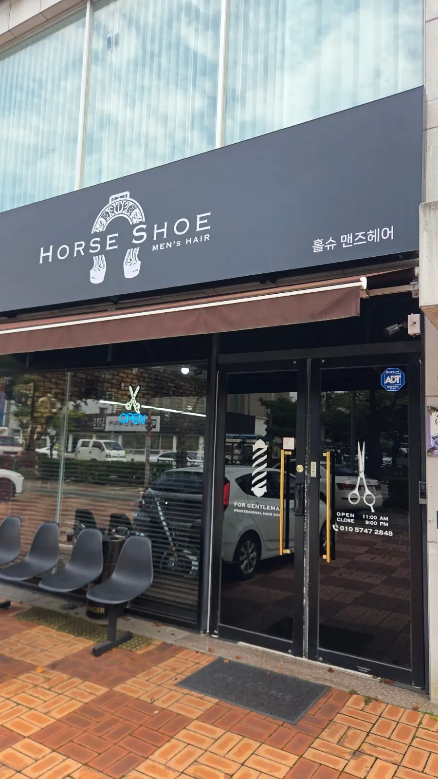 Hols Men’s Hair location and entrance