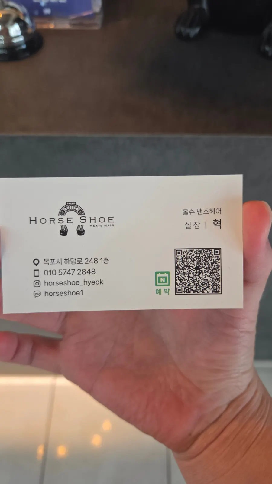 One-on-one consultation for men’s hair