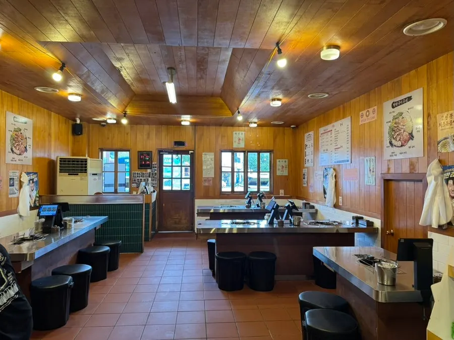Tables inside Simdon Mokpo Pyeonghwagwangjang Branch