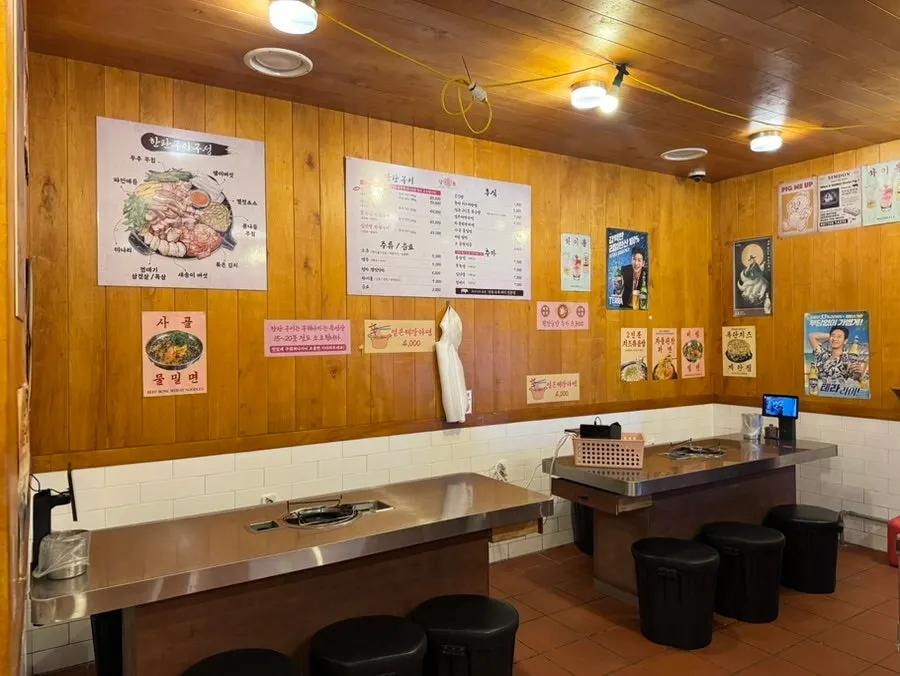Spacious interior seating at Simdon Mokpo Pyeonghwagwangjang Branch