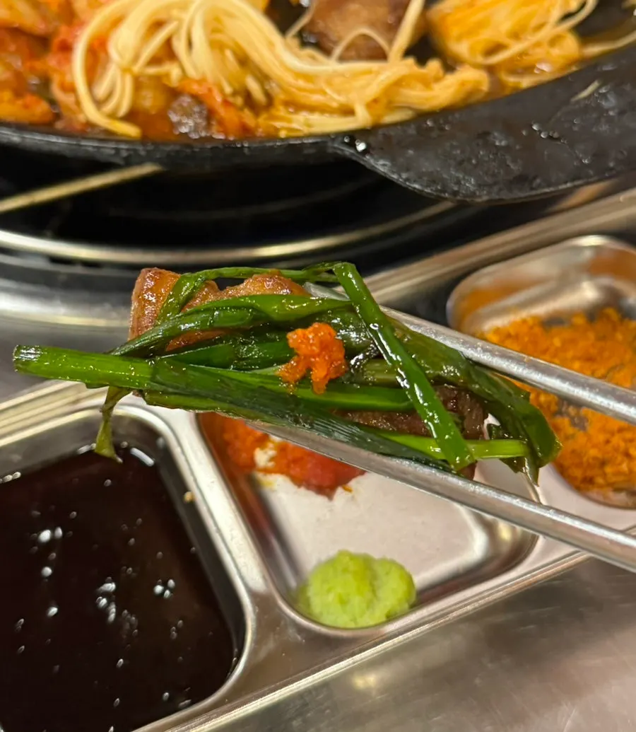 Pork combination with house-sauce scallion salad