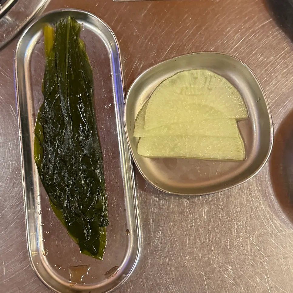 Basic side dishes including mountain garlic and lettuce