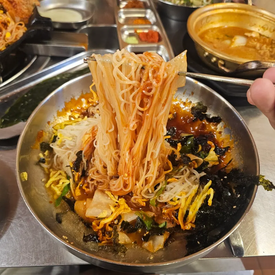 Bibim milmyeon lifted with chopsticks