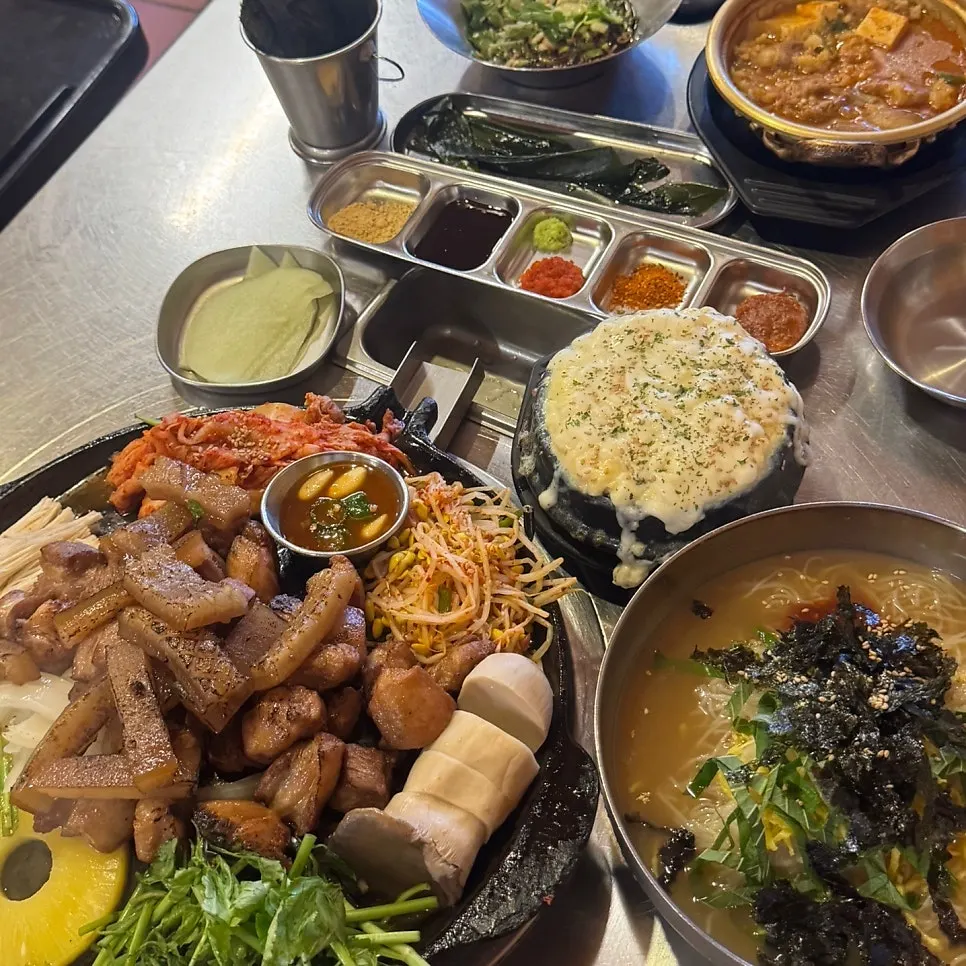 심돈 목포평화광장점 노란 간판 외관
