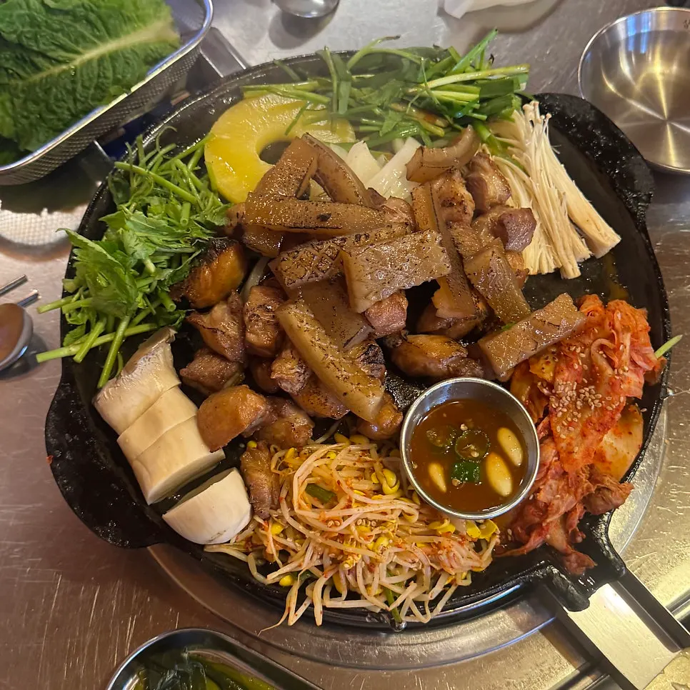 초벌로 구워져 나온 심덧살 한판구이