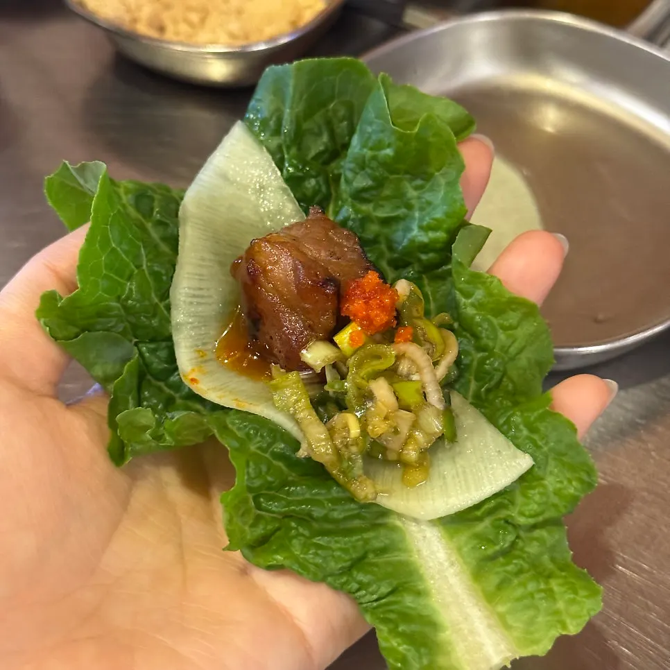 칼집 넣은 두툼한 돼지껍데기