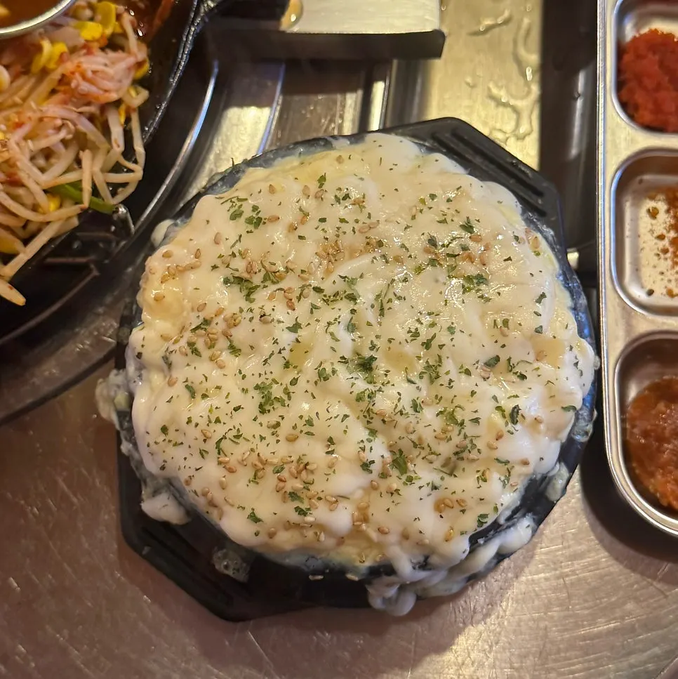 치즈가 넘칠 듯 올라간 폭탄치즈계란찜