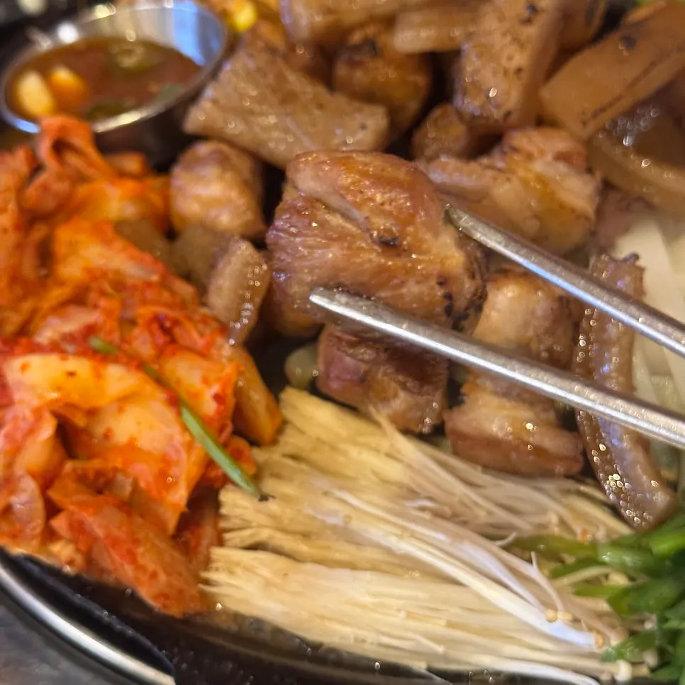 김가루와 김치가 올라간 밀면 그릇