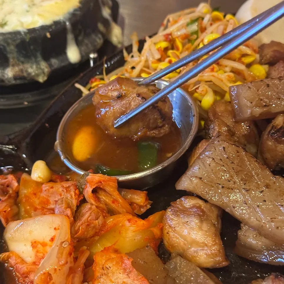 고기와 밀면을 함께 놓은 식사 상차림