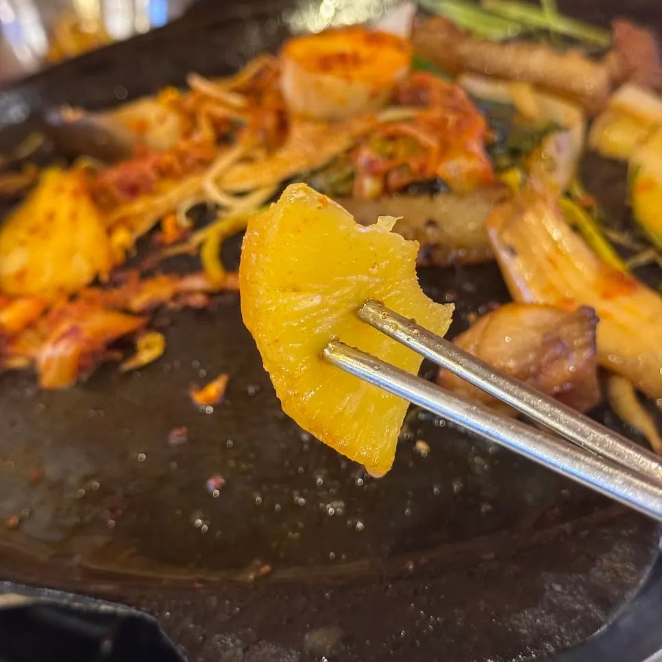 식사 마무리 무렵의 심돈 테이블
