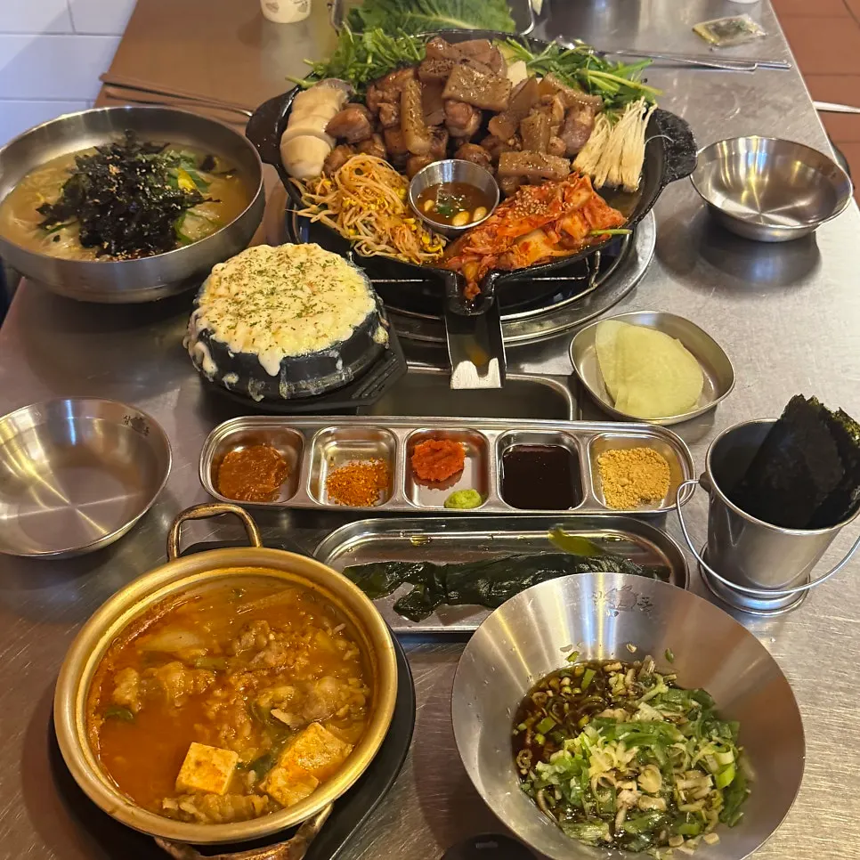 심돈 매장에 걸린 방문 유명인 사진